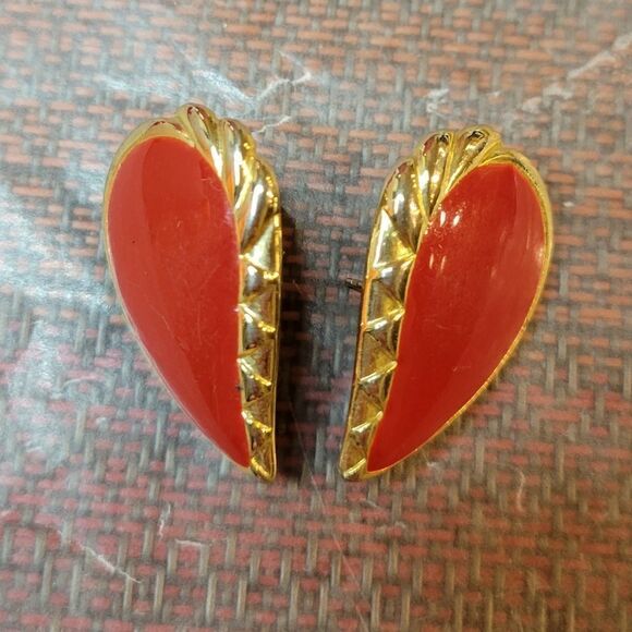 Vintage Tear Drop Red Enamel & Golden Trim Earrings. - Picture 7 of 8